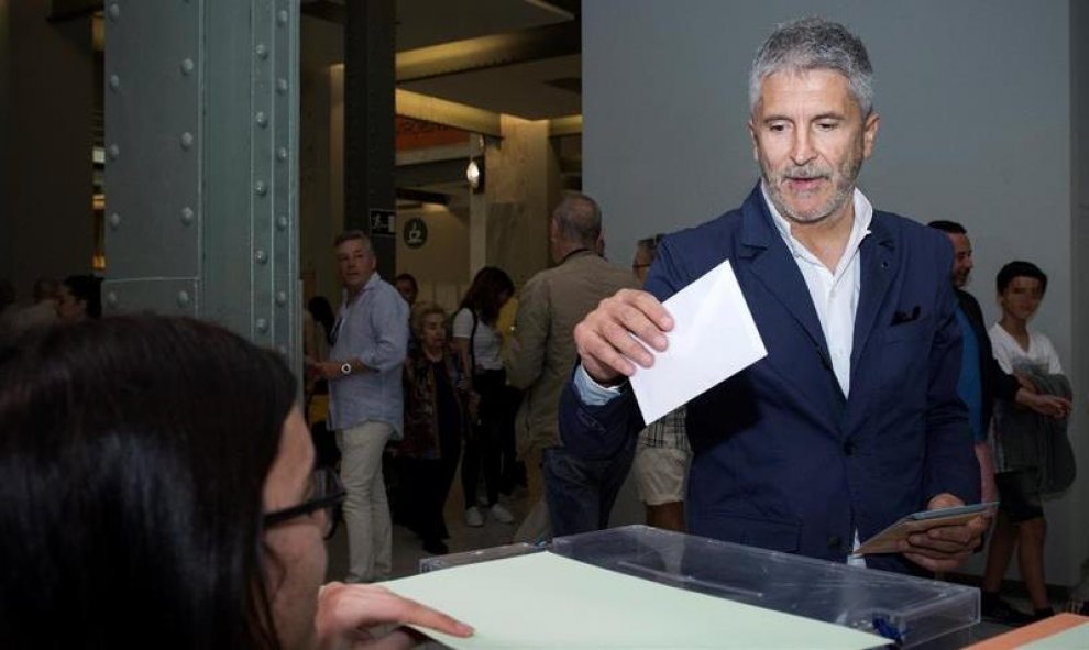 El ministro del Interior en funciones, Fernando Grande-Marlaska, ha votado en el Palacio de Cibeles de Madrid. EFE