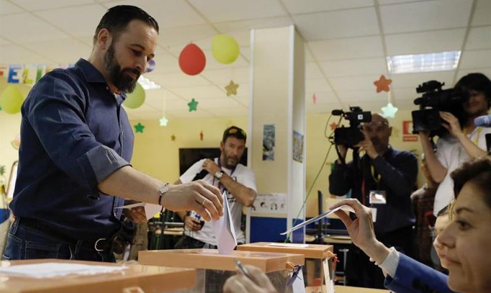 El líder de VOX Santiago Abascal, ejerce su dereccho al voto en un centro electoral de la capital madrileña.- EFE