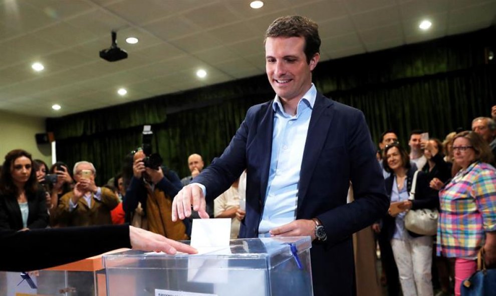 El presidente del PP, Pablo Casado, vota este domingo en el Colegio Nuestra Señora del Pilar de Madrid. EFE