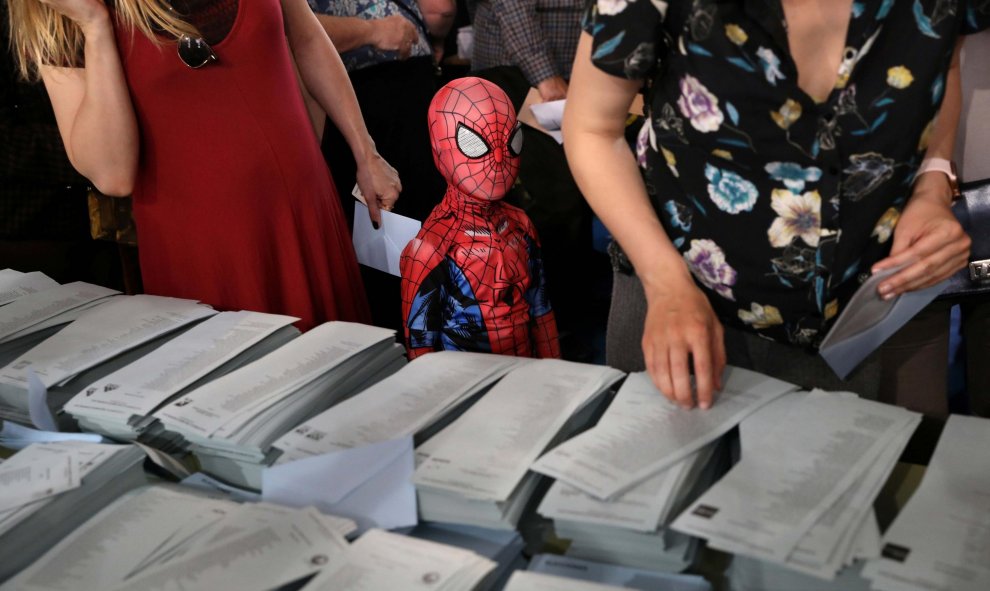 Un niño con un disfraz de Spiderman junto a una mesa de votación para las elecciones del 26 de mayo de 2019 en Madrid | REUTERS/ Susana Vera