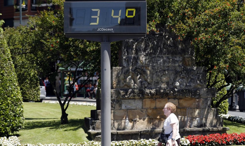 Un termómetro marca 34ºC en Bilbao, donde el sol y las altas temperaturas marcarán el inicio del mes de junio,| EFE