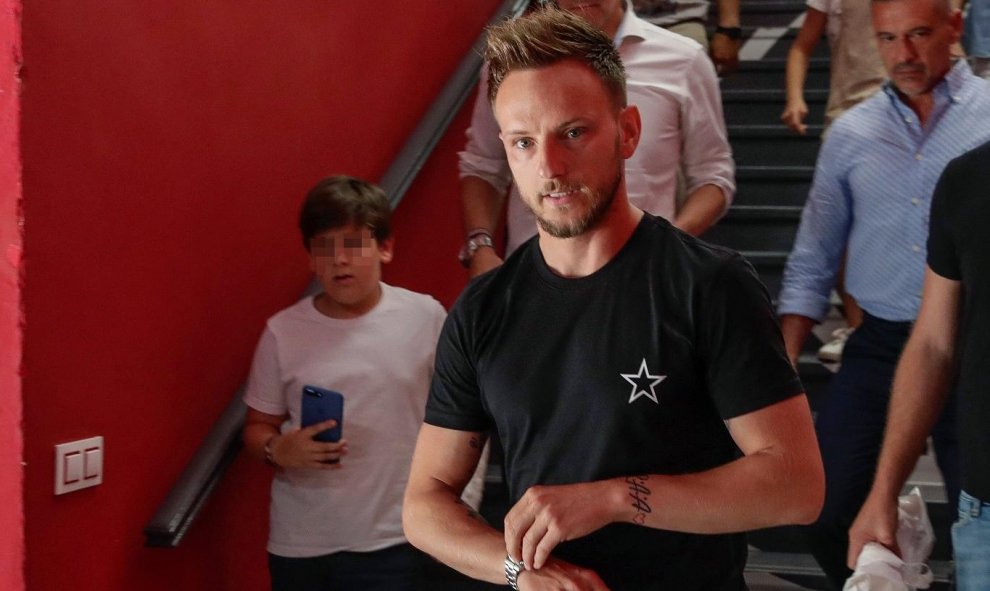 El jugador del FC Barcelona y exsevillista Iván Rakitic abandona el estadio tras despedir a José Antonio Reyes. | EFE