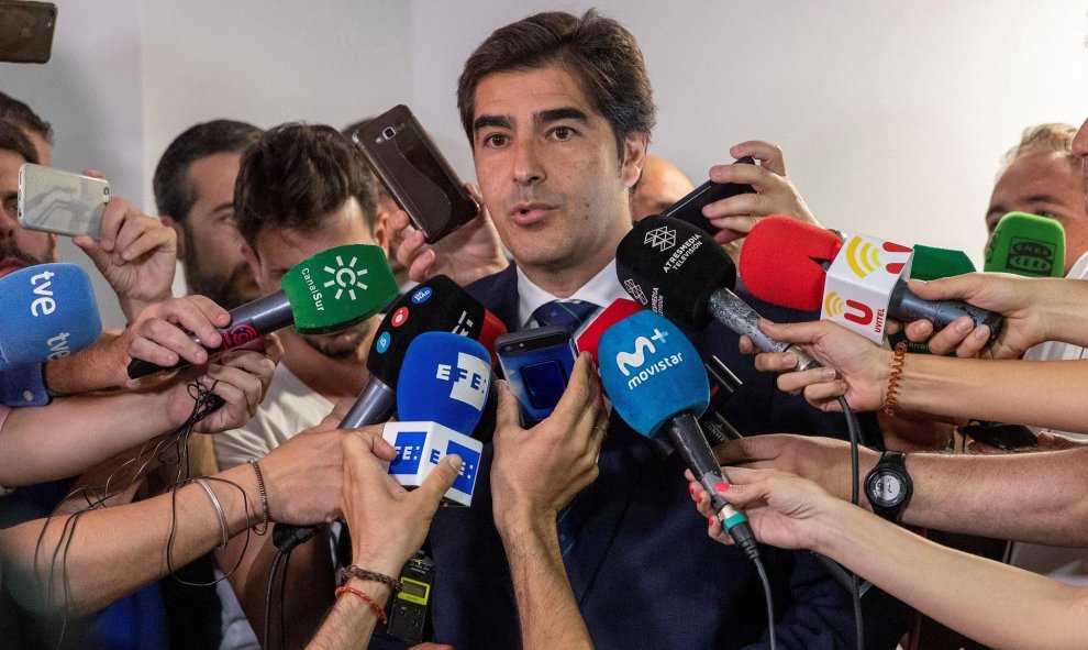 El presidente del Real Betis, Angel Haro (c), atiende a los medios tras despedir al futbolista José Antonio Reyes. | EFE