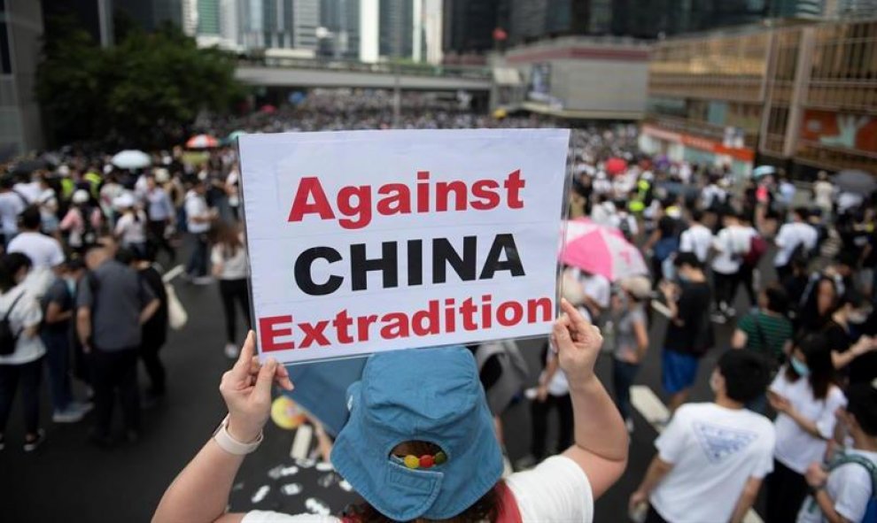 Manifestantes protestan en contra de la polémica ley de extradición ante el Consejo Legislativo en Hong Kong, China. EFE / Vernon Yuen