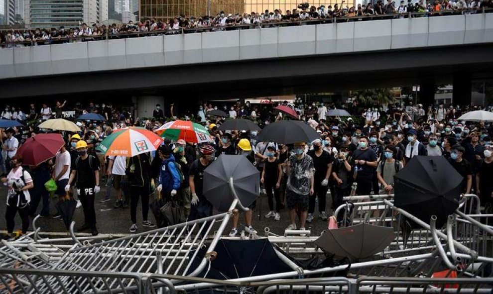 Manifestantes protestan en contra de la polémica ley de extradición ante el Consejo Legislativo en Hong Kong, China, este miércoles. EFE / Vernon Yuen