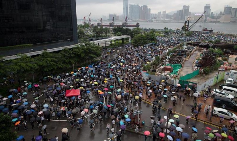 El presidente del Consejo Legislativo de Hong Kong, Andrew Leung, decidió este miércoles posponer "hasta una hora posterior a determinar" la reunión de este órgano en la que se va a llevar a cabo la segunda lectura de la polémica ley de extradición, que s
