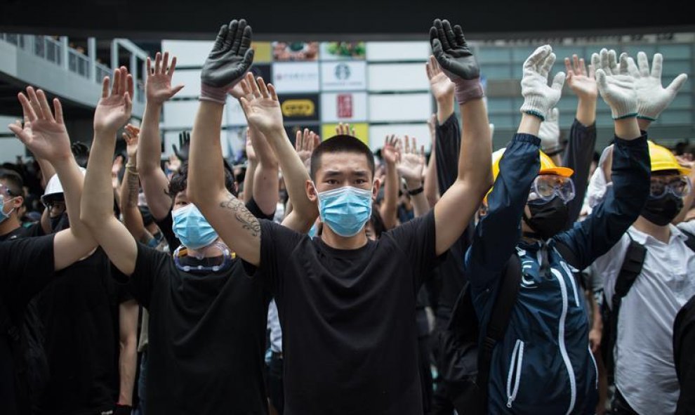 Manifestantes ocupan una calle principal durante un mitin contra las enmiendas a un proyecto de ley de extradición cerca del Consejo Legislativo en Hong Kong, China, el 12 de junio de 2019. EFE / Jerome Favre