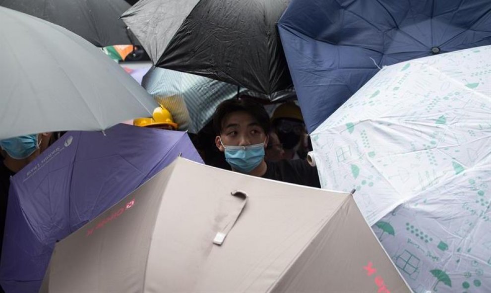 Manifestantes ocupan una calle principal durante un mitin contra las enmiendas a un proyecto de ley de extradición cerca del Consejo Legislativo en Hong Kong, China, el 12 de junio de 2019. EFE / Jerome Favre