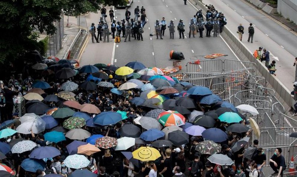 Manifestantes ocupan una calle principal durante un mitin contra las enmiendas a un proyecto de ley de extradición cerca del Consejo Legislativo en Hong Kong, China, el 12 de junio de 2019. EFE / Jerome Favre