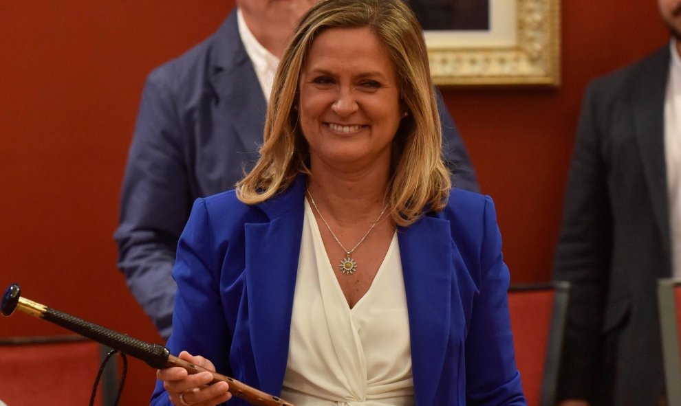 La candidata del PNV, Amaia del Campo, posa con la "makila" bastón de mando, tras ser reelegida alcaldesa de Barakaldo (Bizkaia) | EFE