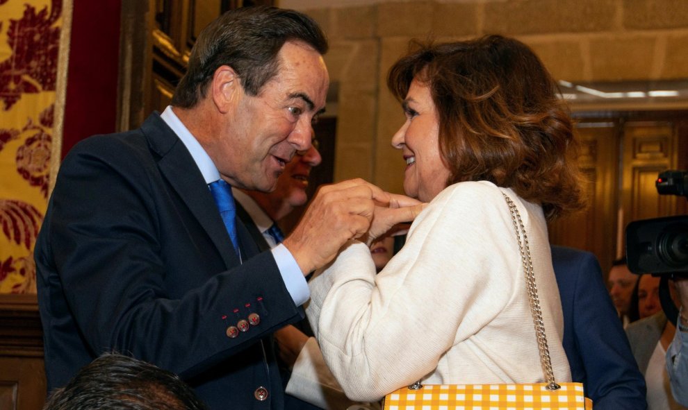 La vicepresidenta del Gobierno, Carmen Calvo y el ex ministro y expresidente de Castilla-La Mancha, José Bono, han arropado a la socialista Milagros Tolón, que ha tomado posesión como alcaldesa de Toledo, este sábado en el pleno de constitución de la nuev