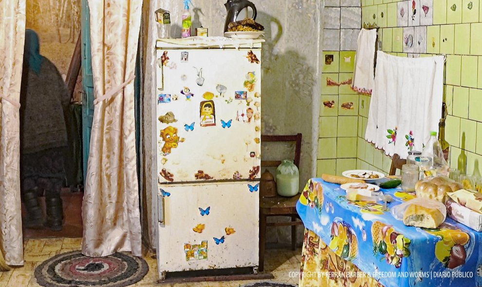 Una cocina en la frontera de la zona de exclusión de Chernóbil, delimitada por el accidente nuclear más grave de la historia. / FERRAN BARBER