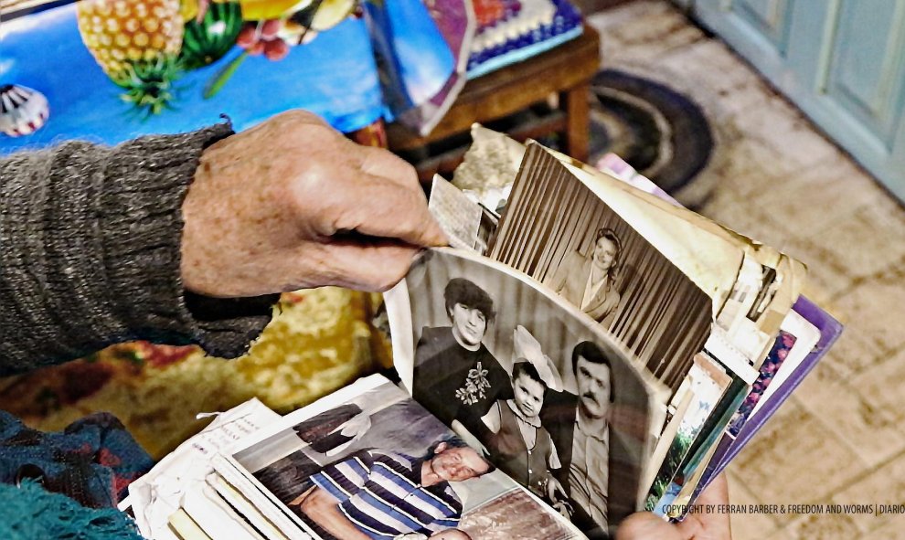 Una mujer muestra unas fotografías familiares. La radiación se extiende por un área de unos 150.000 kilómetros cuadrados. / FERRAN BARBER