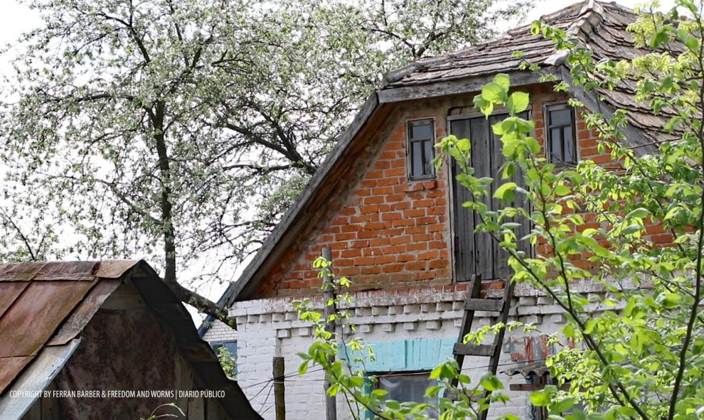 Casas abandonadas y reocupadas en Zelena Polyana. / FERRAN BARBER