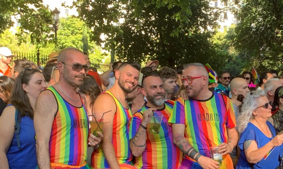 Varios hombres con camisetas y faldas arcoiris durante la manifestación del Orgullo 2019. /ESTEFANÍA ROSELLÓ