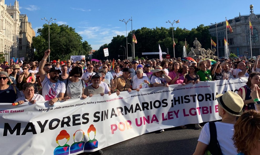 La cabecera de la manifestación del Orgullo 2019 a su pase por la plaza de Cibeles. /ESTEFANÍA ROSELLÓ
