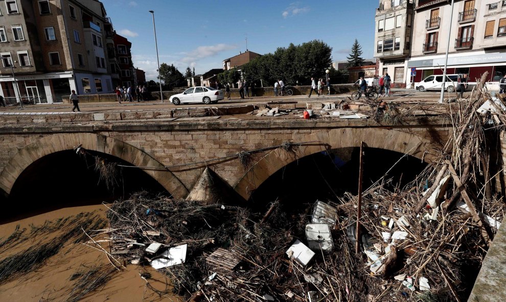 Vista de los daños causados en la localidad navarra de Tafalla, tras las fuertes lluvias caídas desde primeras horas de la tarde de ayer, que han causado importantes daños materiales en poblaciones como Olite, Pueyo, Pitillas o Beire. EFE/ Jesús Diges