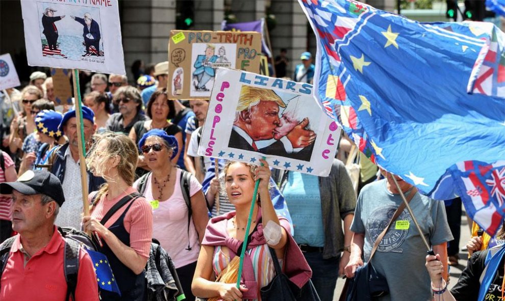 20/07/2019.- Miles de personas han marchado este sábado por las calles de Londres bajo el lema 'No a Boris, sí a Europa'. EFE/Hollie Adams