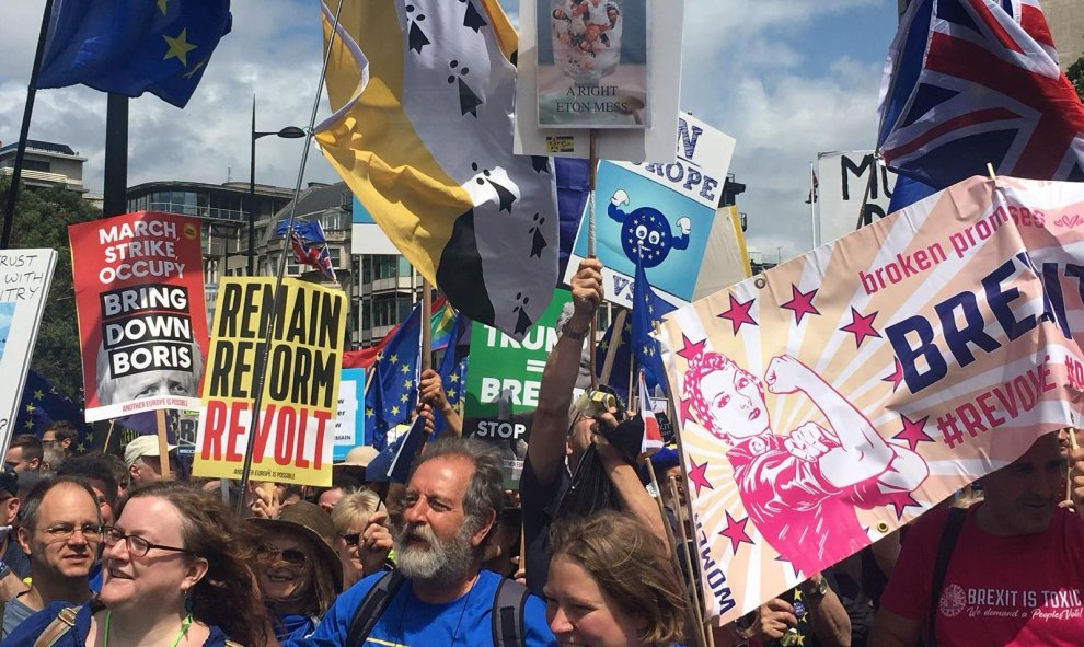 20/07/2019.- “Queremos pedirle también a la Unión Europea que no nos cierre la puerta porque desde 2016 este país ha cambiado de opinión y ahora somos mayoría los que no queremos abandonar la UE”, avisan los manifestantes a este medio. CRISTINA CASERO