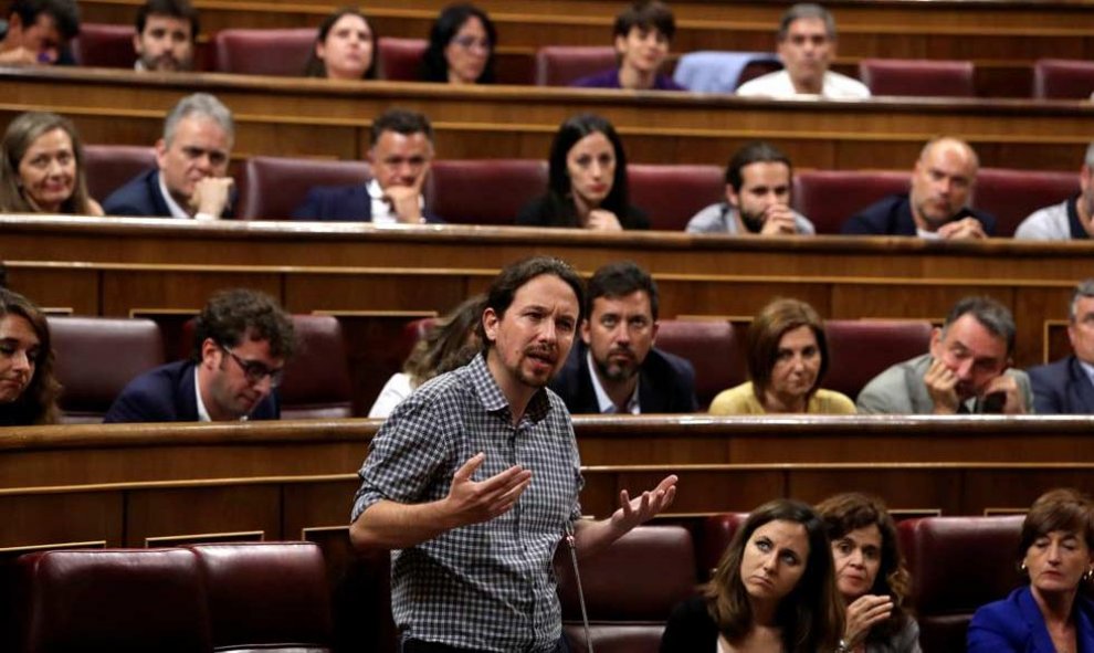 Pablo Iglesias se dirige desde su escaño a Pedro Sánchez. (KIKO HUESCA | EFE)