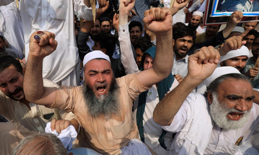 Un grupo de manifestantes canta consignas durante una concentración de solidaridad con el pueblo de Cachemira, en el vecino Pakistán | Reuters