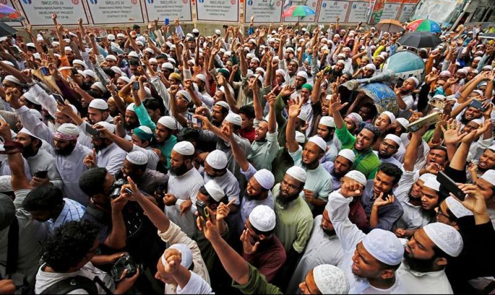 Los partidarios del partido político islámico de Bangladesh 'Islami Andolan Bangladesh' gritan consignas durante una protesta en el National Press Club Dhaka para apoyar a los musulmanes de Cachemira, en Dhaka | EFE