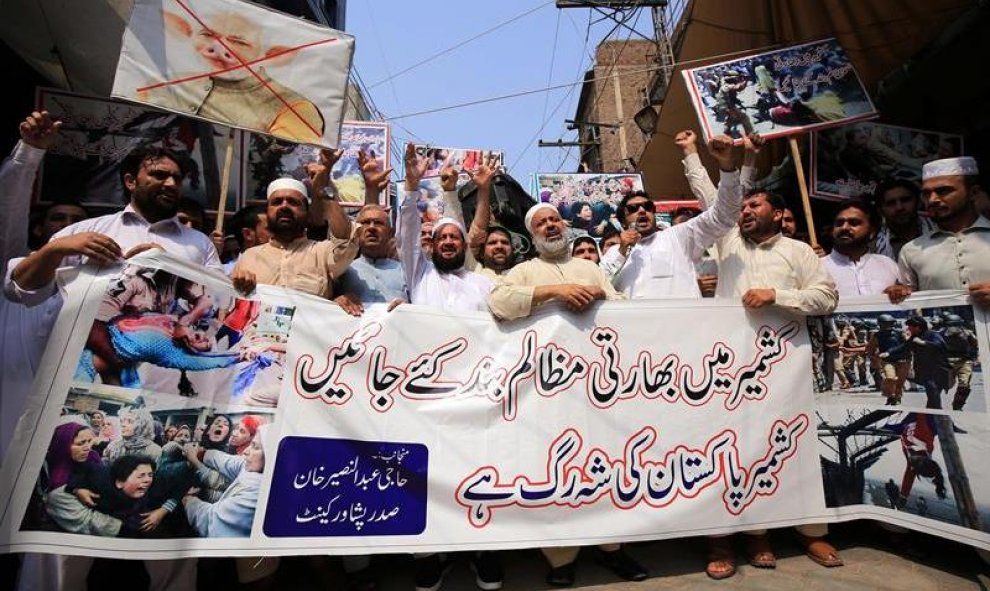 La gente grita consignas durante una protesta después de que el gobierno indio eliminase el estatuto especial otorgado a la región de Cachemira, en Pakistán | EFE