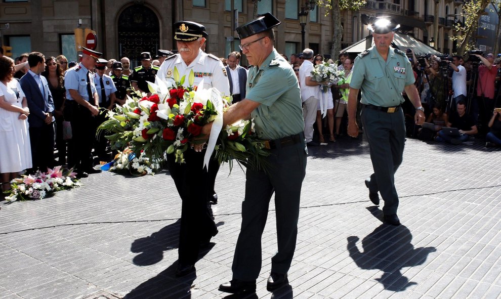 Ofrenda floral durante el acto celebrado por la Asociación Catalana de Víctimas de Organizaciones Terroristas (ACVOT), con motivo del segundo aniversario de los atentados de Barcelona y Cambrils (Tarragona) al que han asistido representantes de PP, Cs y V