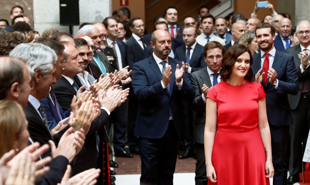 19/08/2019 - La popular Isabel Díaz Ayuso acompañada por el presidente del PP, Pablo Casado, entre otros, momentos antes de tomar posesión como presidenta de la Comunidad de Madrid. EFE/Juan Carlos Hidalgo