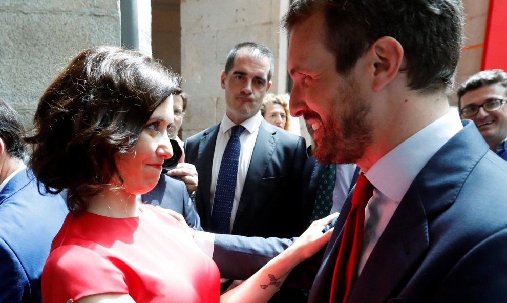 19/08/2019 - Isabel Díaz Ayuso, es felicitada por el presidente del PP, Pablo Casado, tras tomar posesión de su cargo como presidenta de la Comunidad de Madrid. EFE / Juan Carlos Hidalgo
