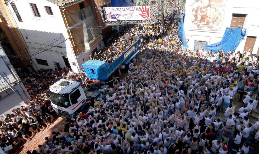 28/08/2019 - Además de contar con planes de autoprotección y con protocolos de emergencia, este será el segundo año de la Tomatina en que se instalarán puntos violeta. EFE/ Miguel Ángel Polo