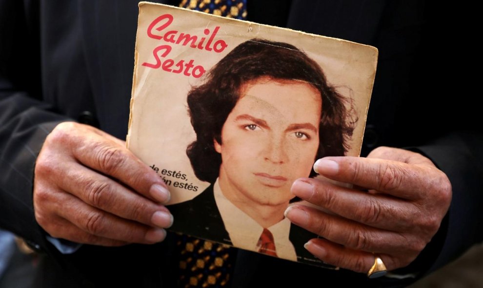 09/09/2019 - Un fan sostiene un álbum del músico. Ha vendido más de 100 millones de discos y ha colocado 52 sencillos en el número 1 de las listas españolas. / REUTERS - SUSANA VERA