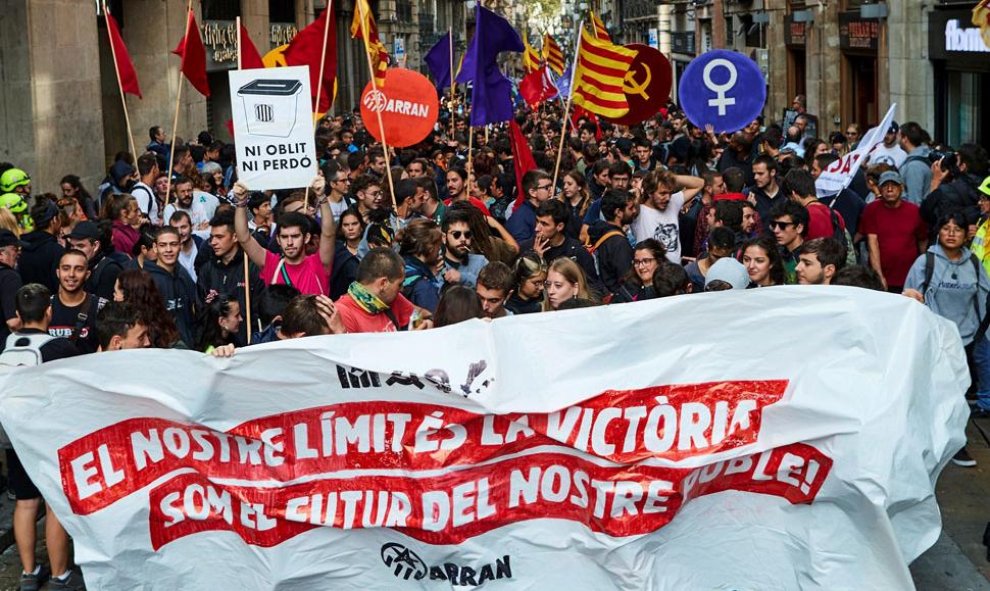 Manifestantes convocados por Arran recorren las calles de Barcelona tras el acto de homenaje a Gustau Muñoz. / EFE