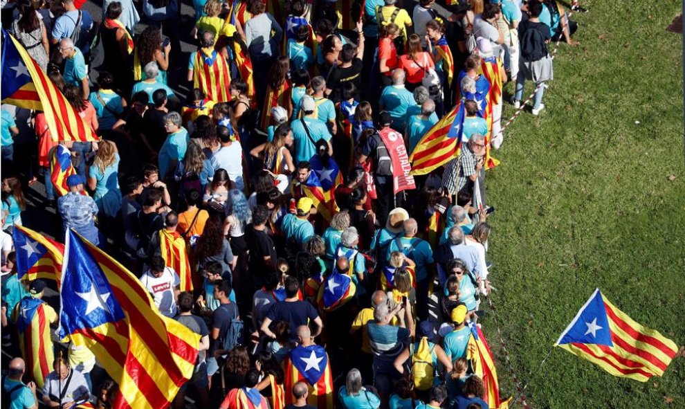 Miles de personas se manifiestan por la independencia de Catalunya en la plaza de Espanya de Barcelona. / EFE