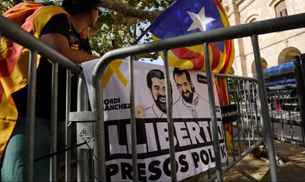 Cartel a favor de la libertad de los presos políticos soberanistas, durante la manifestación independentista en Barcelona. / REUTERS
