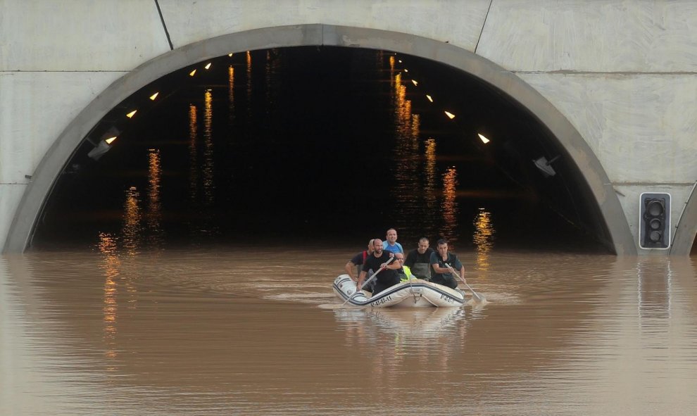 Los trabajadores de rescate en un bote rescatan a una persona que quedó atrapada dentro de un túnel inundado después de fuertes inundaciones en San Pedro del Pinatar. REUTERS / Sergio Perez