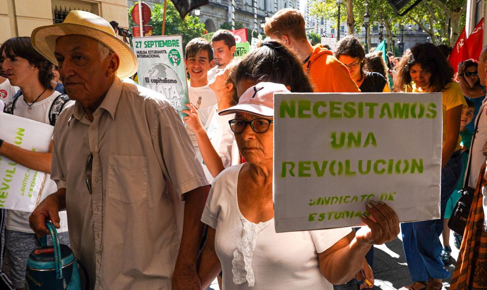 Una pareja de ancianos en la manifestación por la Huelga Mundial por el Clima, en la Plaza Nueva de Sevilla. / EP