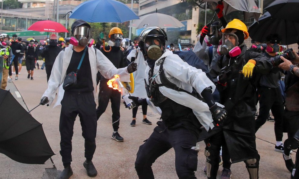 Un manifestante antigubernamental arroja un cóctel molotov a la policía durante una protesta en el Día Nacional en Hong Kong. EFE / EPA / FAZRY ISMAIL
