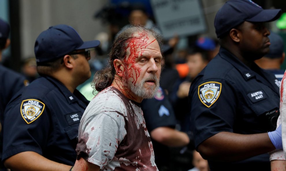 07/10/2019 - Un activista es detenido tras las protestas por el clima en Nueva York.  REUTERS/Mike Segar