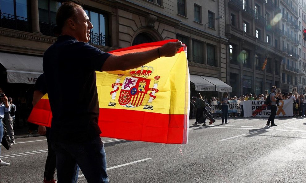 Un hombre con una bandera de España se encara con los centenares de personas que cortan la céntrica Via Laietana de Barcelona en protesta por la sentencia del procés en la que se condena a los líderes independentistas a penas de entre 9 y 13 años por un d