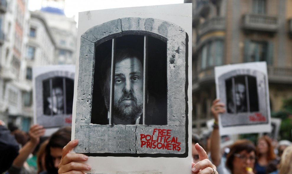 Centenares de personas cortan la céntrica Via Laietana de Barcelona en protesta por la sentencia del procés en la que se condena a los líderes independentistas a penas de entre 9 y 13 años por un delito de sedición. EFE/Quique García