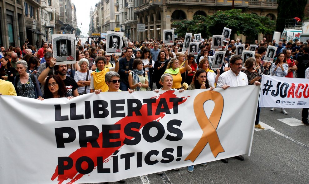 Centenares de personas cortan la céntrica Via Laietana de Barcelona en protesta por la sentencia del procés en la que se condena a los líderes independentistas a penas de entre 9 y 13 años por un delito de sedición. EFE/Quique García