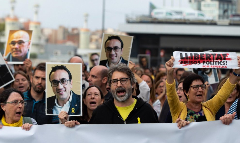 Decenas de personas protestan ante la estación de Sants por la sentencia del procés en la que se condena a los líderes independentistas a penas de entre 9 y 13 años por un delito de sedición. EFE/Enric Fontcuberta
