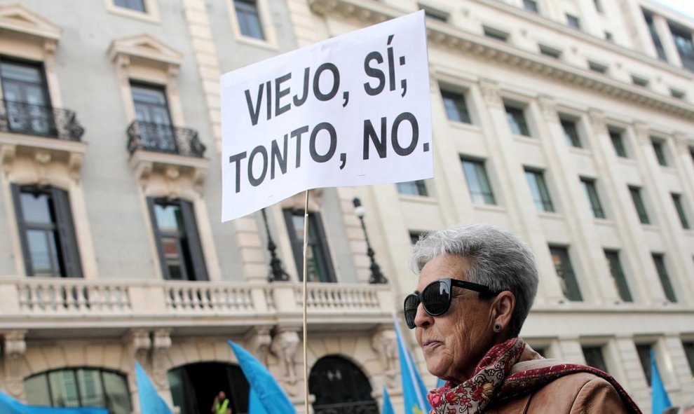 Una manifestante de la marcha por las pensiones con un cartel en el que se lee: "Viejo, sí; tonto, no"./ Eduardo Parra (Europa Press).