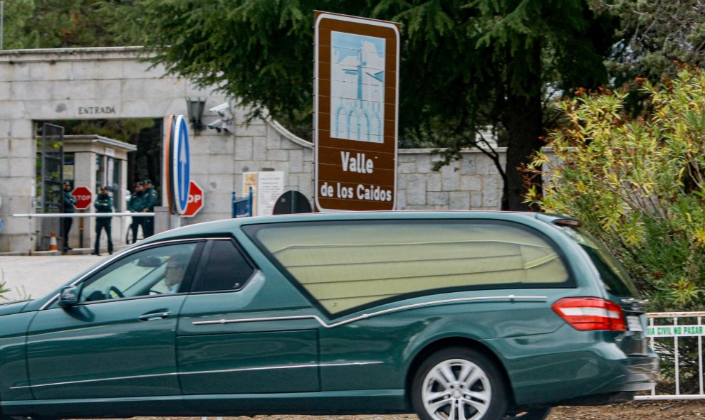 22/10/2019.- Un coche fúnebre llega al Valle de los Caídos durante el ensayo de la exhumación de Franco, la cual está prevista para el 24 de octubre./ EUROPA PRESS (Ricardo Rubio)