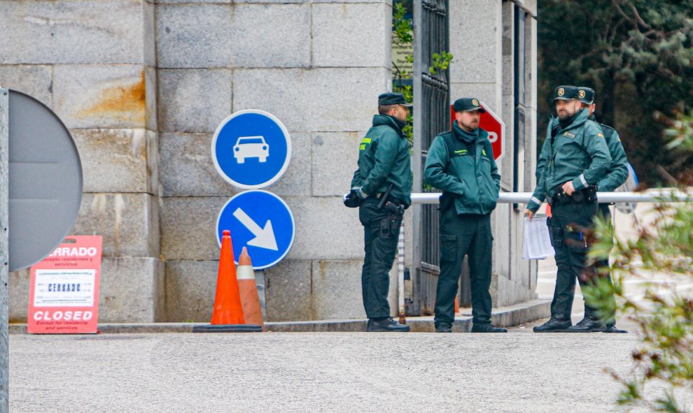 22/10/2019- Varios agentes de la Guardia Civil, junto a la puerta de acceso al Valle de los Caídos./ EUROPA PRESS (Ricardo Rubio)