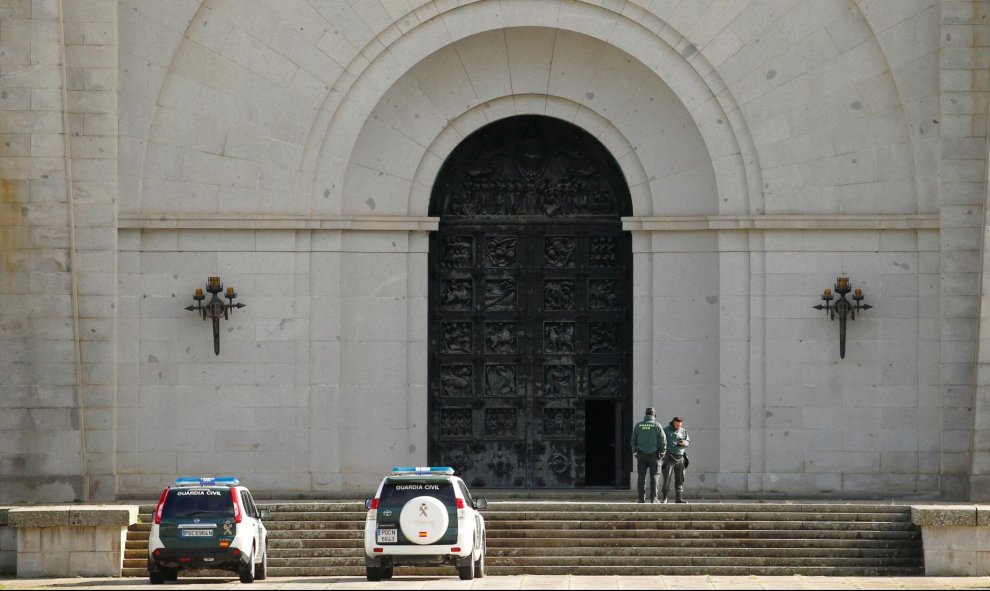 Oficiales de la Guardia Civil española se paran al lado del Valle de los Caídos./ REUTERS (Javier Barbancho)