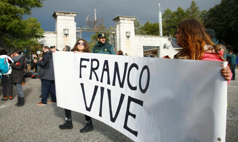 Varios franquistas sostienen una pancarta frente al Valle de los Caídos en San Lorenzo de El Escorial. REUTERS / Javier Barbancho