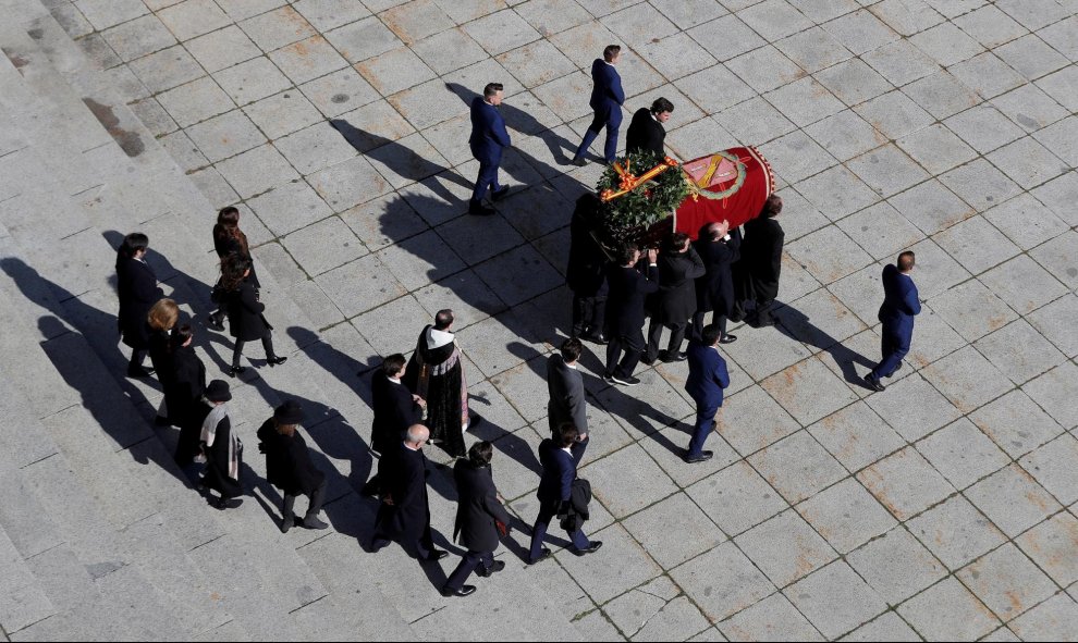 Los familiares del dictador español Francisco Franco sacan su ataúd de la Basílica del Valle de los Caidos en San Lorenzo de El Escorial. REUTERS / Emilio Naranjo