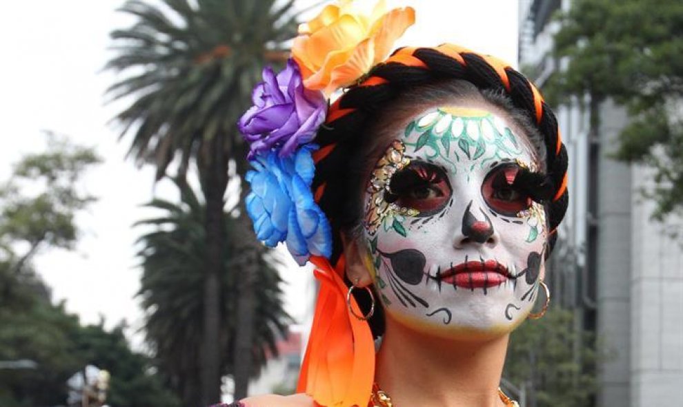 A lo largo del recorrido, 200 maquilladores pintaban calaveras en los rostros de los asistentes a la marcha, muchos de ellos niños ilusionados por ver a las catrinas que les repartían caramelos.